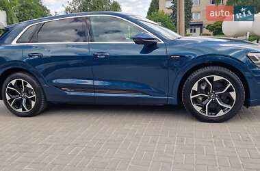 Позашляховик / Кросовер Audi e-tron 2021 в 