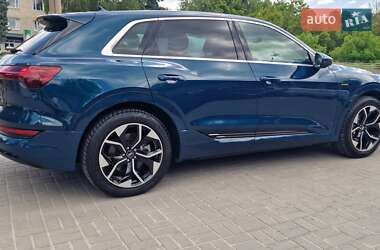 Позашляховик / Кросовер Audi e-tron 2021 в 