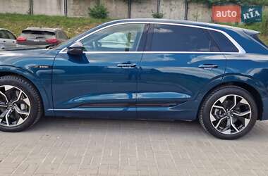 Позашляховик / Кросовер Audi e-tron 2021 в 