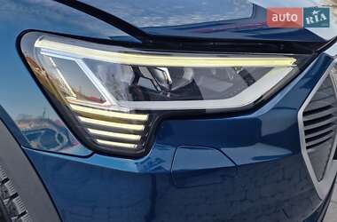 Позашляховик / Кросовер Audi e-tron 2021 в 