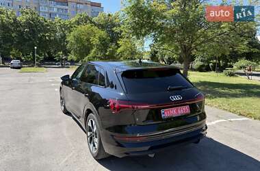 Позашляховик / Кросовер Audi e-tron 2021 в 