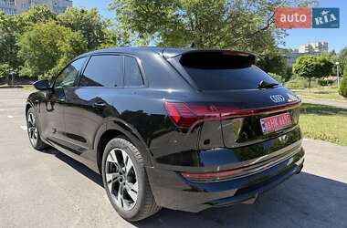 Позашляховик / Кросовер Audi e-tron 2021 в 