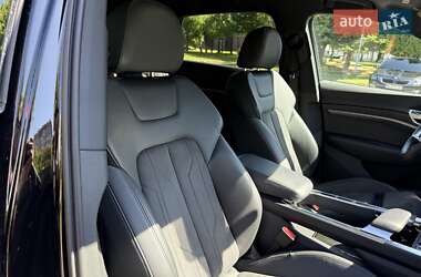 Позашляховик / Кросовер Audi e-tron 2021 в 