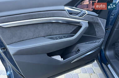 Позашляховик / Кросовер Audi e-tron 2019 в 