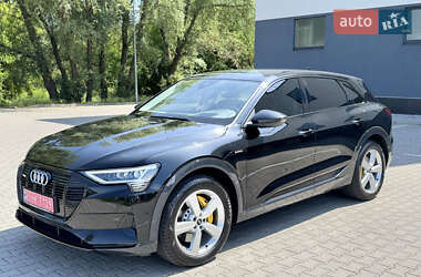Внедорожник / Кроссовер Audi e-tron 2023 в 