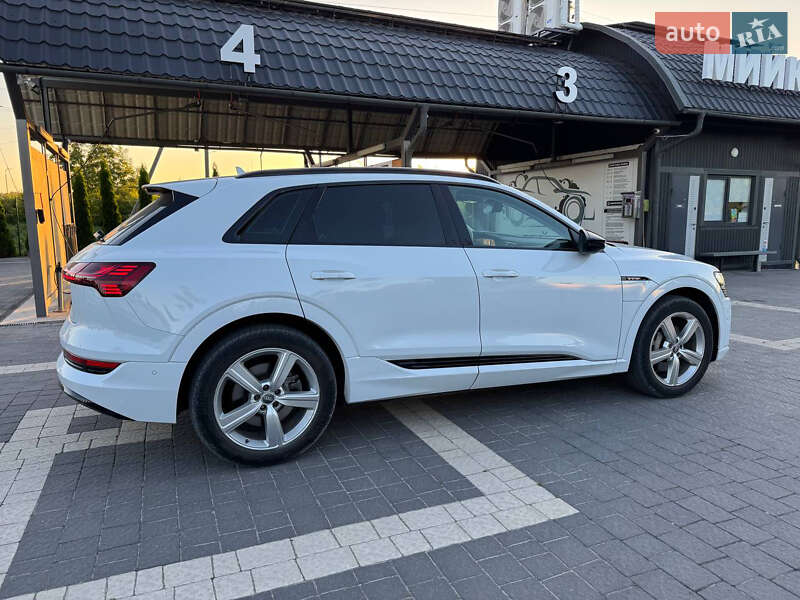 Позашляховик / Кросовер Audi e-tron 2020 в Почаєві