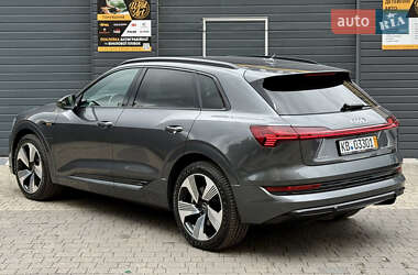 Позашляховик / Кросовер Audi e-tron 2021 в 