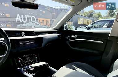 Позашляховик / Кросовер Audi e-tron 2022 в 