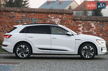 Внедорожник / Кроссовер Audi e-tron 2022 в 