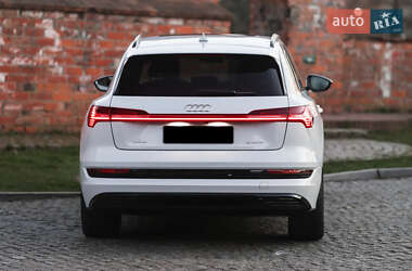 Внедорожник / Кроссовер Audi e-tron 2022 в 