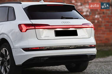 Внедорожник / Кроссовер Audi e-tron 2022 в 
