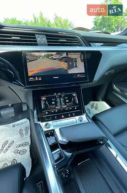 Позашляховик / Кросовер Audi e-tron 2021 в 