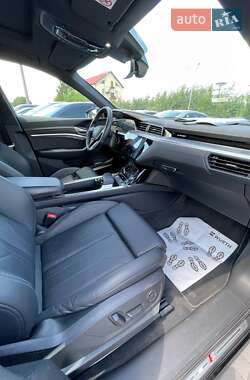 Позашляховик / Кросовер Audi e-tron 2021 в 