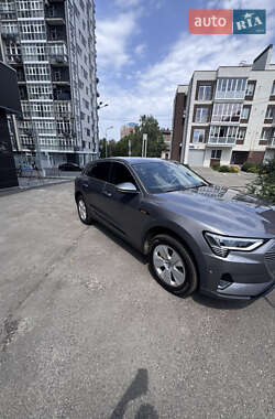 Позашляховик / Кросовер Audi e-tron 2022 в 