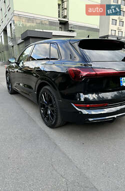 Позашляховик / Кросовер Audi e-tron 2021 в 