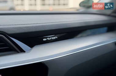 Позашляховик / Кросовер Audi e-tron 2021 в 