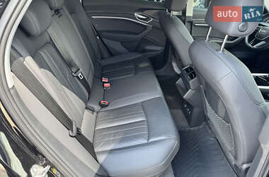 Позашляховик / Кросовер Audi e-tron 2021 в 