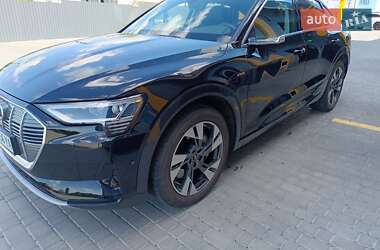 Позашляховик / Кросовер Audi e-tron 2022 в 
