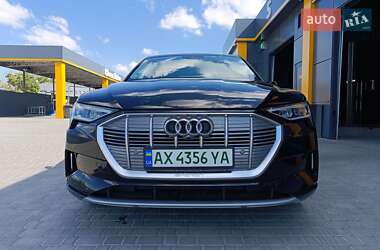 Позашляховик / Кросовер Audi e-tron 2022 в 
