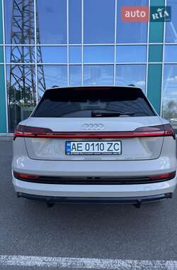 Внедорожник / Кроссовер Audi e-tron 2020 в 