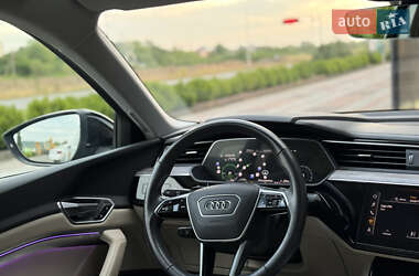 Внедорожник / Кроссовер Audi e-tron 2022 в 