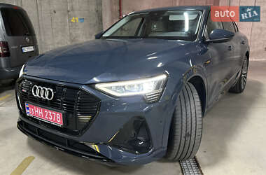 Позашляховик / Кросовер Audi e-tron 2022 в 