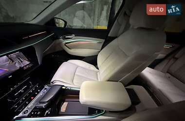 Позашляховик / Кросовер Audi e-tron 2022 в 