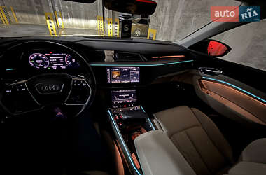 Позашляховик / Кросовер Audi e-tron 2022 в 