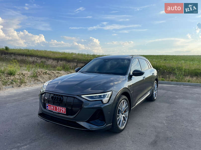Внедорожник / Кроссовер Audi e-tron 2022 в 