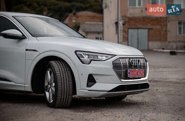 Позашляховик / Кросовер Audi e-tron 2022 в 