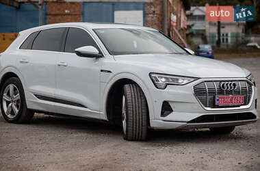 Позашляховик / Кросовер Audi e-tron 2022 в 