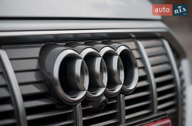 Позашляховик / Кросовер Audi e-tron 2022 в 