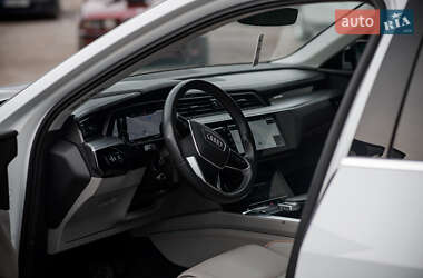 Позашляховик / Кросовер Audi e-tron 2022 в 
