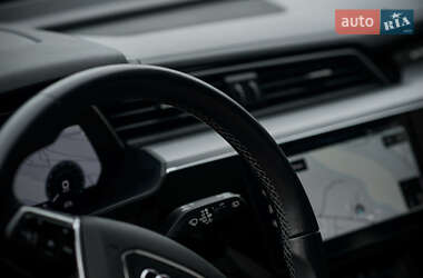 Позашляховик / Кросовер Audi e-tron 2022 в 