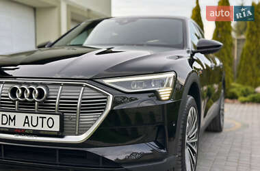 Позашляховик / Кросовер Audi e-tron 2022 в 