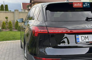 Позашляховик / Кросовер Audi e-tron 2022 в 