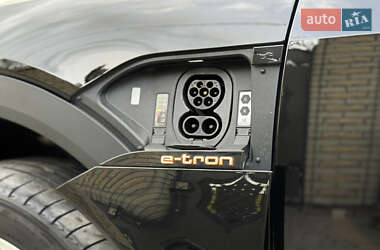 Позашляховик / Кросовер Audi e-tron 2022 в 