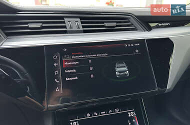 Позашляховик / Кросовер Audi e-tron 2022 в 
