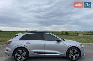 Внедорожник / Кроссовер Audi e-tron 2022 в 