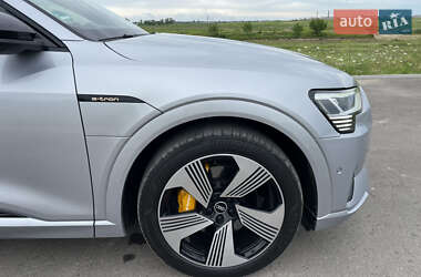 Внедорожник / Кроссовер Audi e-tron 2022 в 