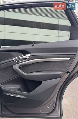 Внедорожник / Кроссовер Audi e-tron 2020 в 