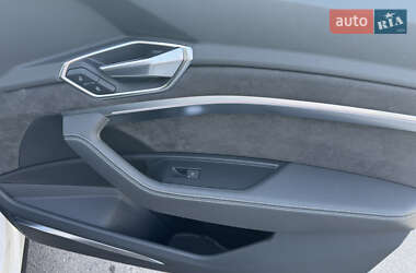 Позашляховик / Кросовер Audi e-tron 2019 в 
