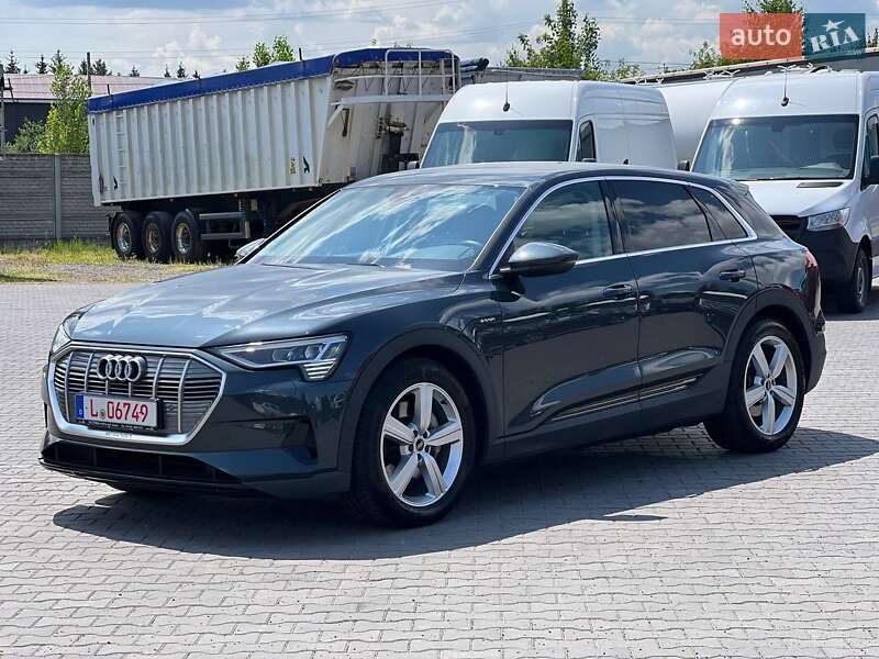 Внедорожник / Кроссовер Audi e-tron 2022 в 