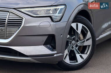 Позашляховик / Кросовер Audi e-tron 2019 в 