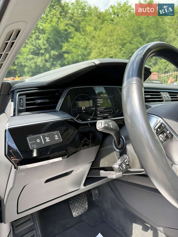 Внедорожник / Кроссовер Audi e-tron 2019 в Сваляве