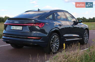 Внедорожник / Кроссовер Audi e-tron 2022 в 