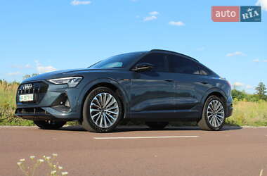 Внедорожник / Кроссовер Audi e-tron 2022 в 