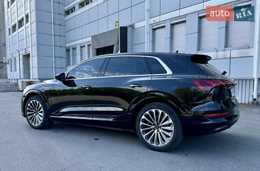 Внедорожник / Кроссовер Audi e-tron 2022 в 