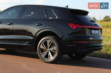 Внедорожник / Кроссовер Audi e-tron 2022 в 