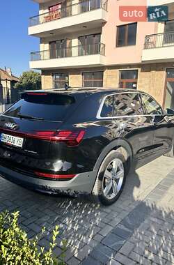 Позашляховик / Кросовер Audi e-tron 2021 в 